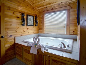 Combined shower/tub, jetted tub, hair dryer, towels