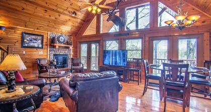 ¡Cabina de lujo "MAGIC MOUNTAIN RETREAT" con una ubicación impresionante! Wi-Fi gratis