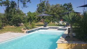 季節限定屋外プール、滝のあるプール、営業時間 9:30 ～ 21:00、プール パラソル、サンラウンジャー