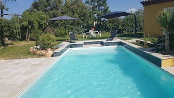 Piscine extérieure (ouverte en saison), piscine avec cascade