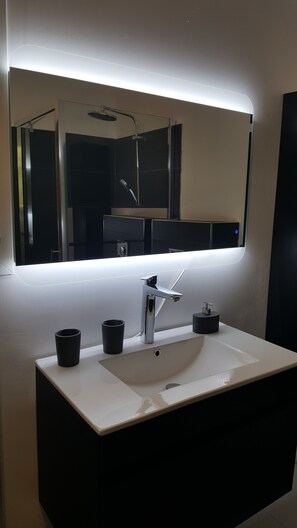 Deluxe Suite, 2 Bedrooms, Non Smoking, Poolside | Bathroom amenities | Separate tub and shower, deep soaking tub, towels, toilet paper