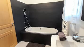 Deluxe-Suite, 2 Schlafzimmer, Nichtraucher, Poolseite | Badezimmer | Badewanne und Dusche (separat), Komfortbadewanne, Handtücher