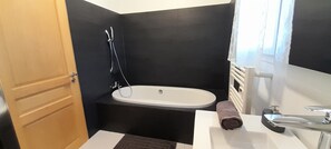 Deluxe Suite, 2 Bedrooms, Non Smoking, Poolside | Bathroom - La Villa Provencale (Lorgues)