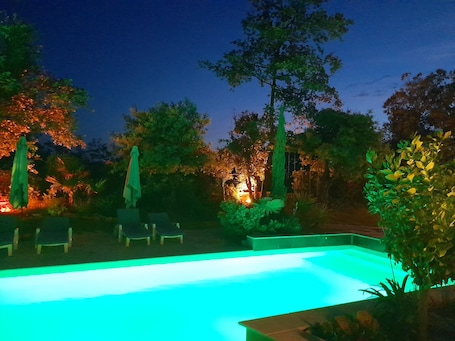 Una piscina al aire libre de temporada, una piscina con cascada. La Villa Provencale