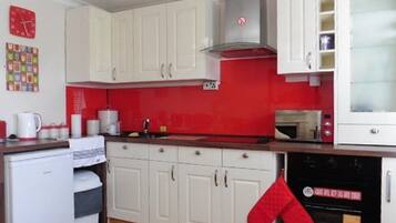 Chalet, Beberapa Tempat Tidur, Bebas Asap Rokok | Dapur pribadi | Lemari es, oven, kompor, dan ketel listrik