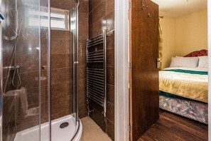 ห้องดับเบิล, ห้องน้ำส่วนตัว | ห้องน้ำ | ฝักบัว, ของใช้�ในห้องน้ำฟรี, ไดร์เป่าผม, ผ้าเช็ดตัว