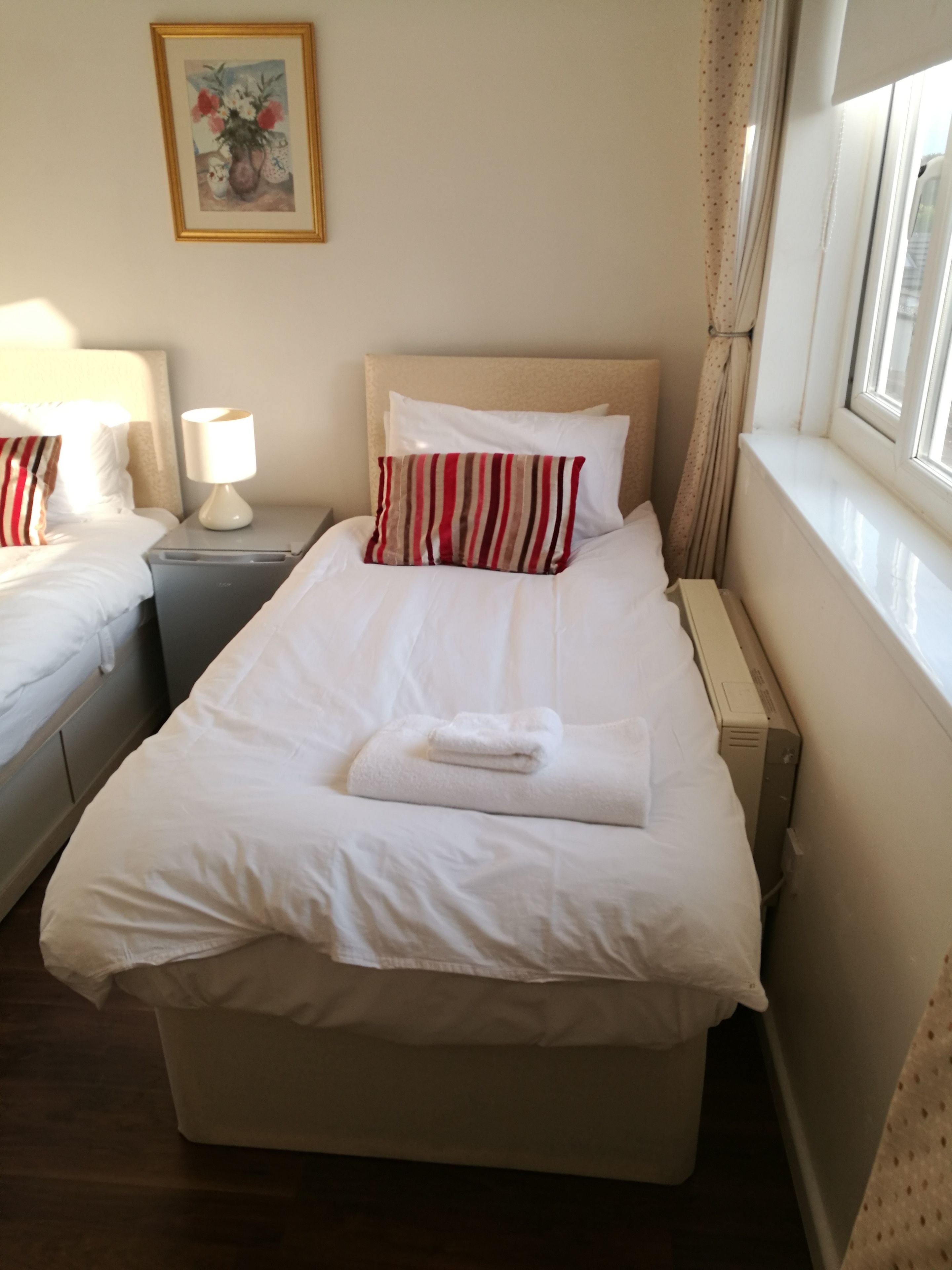 ห้องทวิน, ห้องน้ำส่วนตัว (3) | เครื่องนอนระดับพรีเมียม, เตารีด/โต๊ะรีดผ้า, Wi-Fi ฟรี, ผ้าปูที่นอน