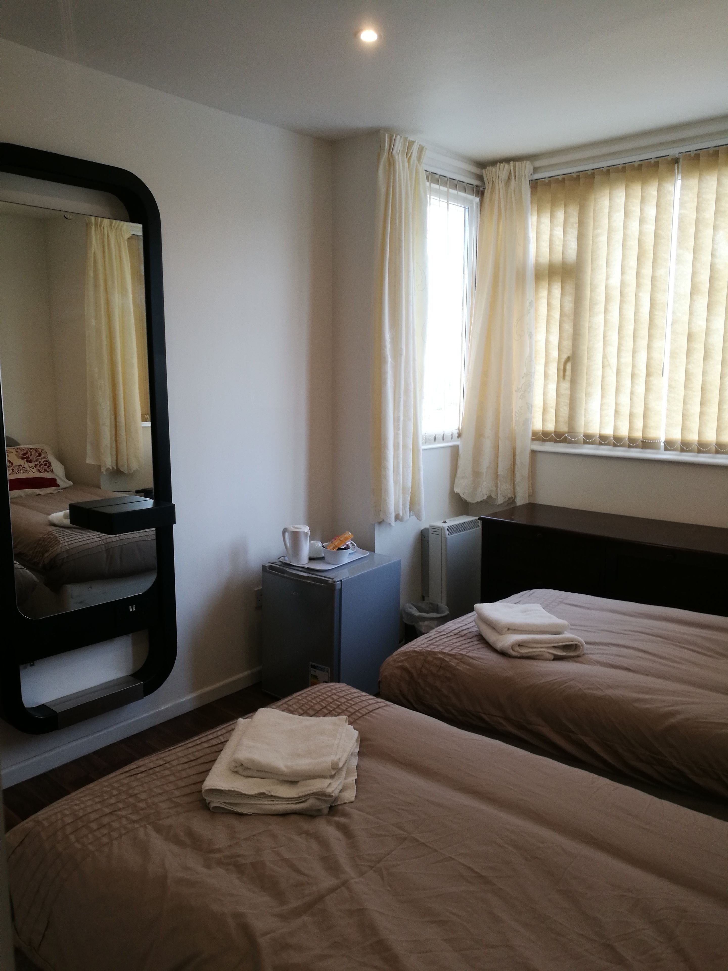 ห้องทวิน, ห้องน้ำส่วนตัว (1) | เครื่องนอนระดับพรีเมียม, เตารีด/โต๊ะรีดผ้า, Wi-Fi ฟรี, ผ้าปูที่นอน