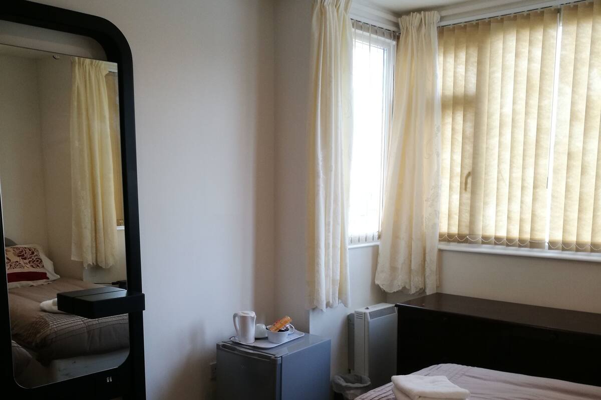Twin Room, Private Bathroom (1) | Premium bedding, iron/ironing board, free WiFi, bed sheets