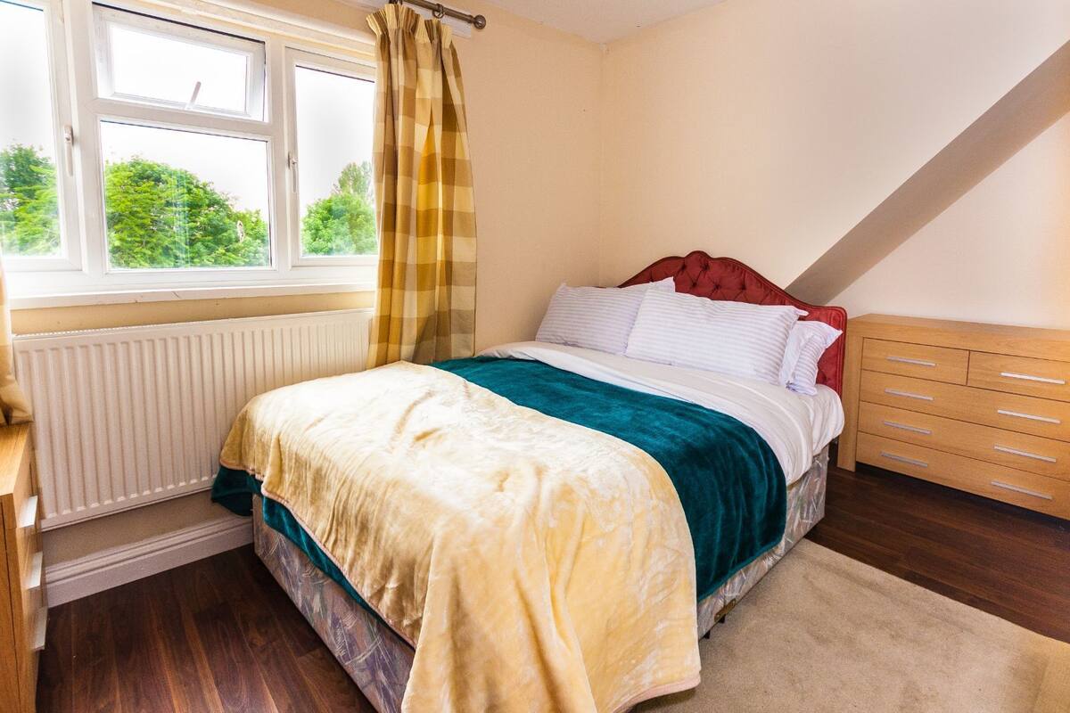 Double Room, Private Bathroom | Premium bedding, iron/ironing board, free WiFi, bed sheets
