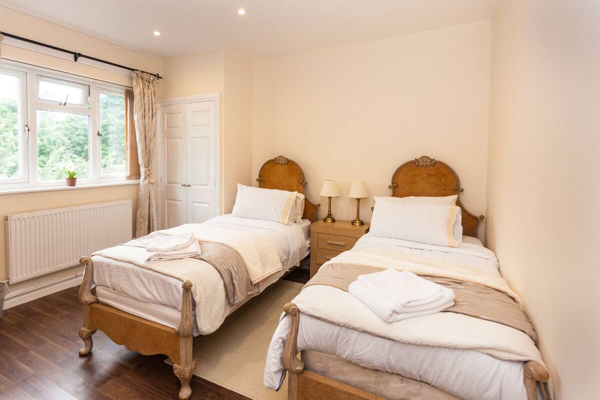 Twin Room, Private Bathroom (2) | Premium bedding, iron/ironing board, free WiFi, bed sheets