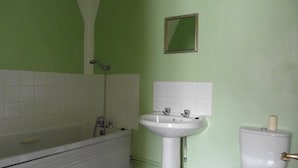 Une salle de bain avec une baignoire, un lavabo et des toilettes.
