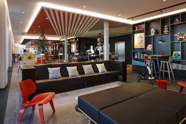 Área de estar no saguão