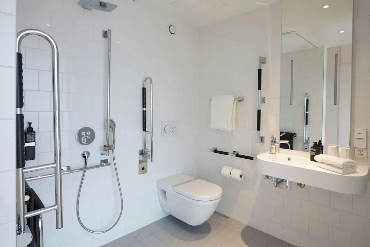 Chambre, 1 très grand lit (Mobility Accessible, Roll-In Shower) | Literie de qualité supérieure, surmatelas