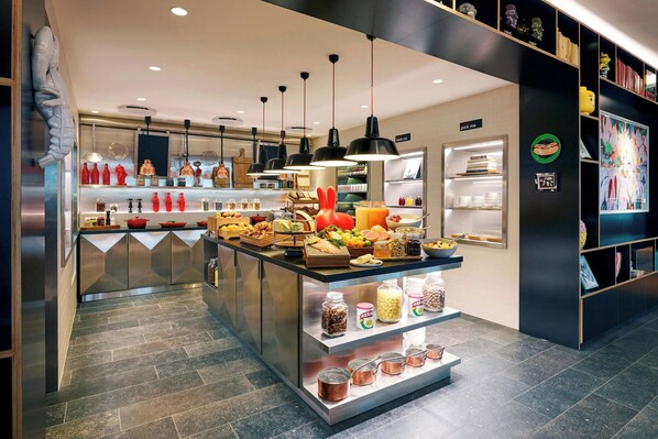 Breakfast, lunch and dinner served - citizenM Copenhagen Radhuspladsen (Copenhagen)