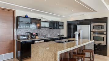 Condo | Cocina privada | Refrigerador con congelador, microondas, horno y parrilla de estufa
