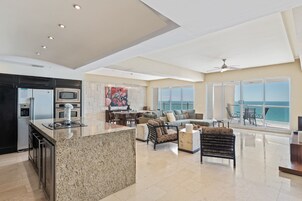 Refrigerador con freezer, microondas, horno, placa de cocina