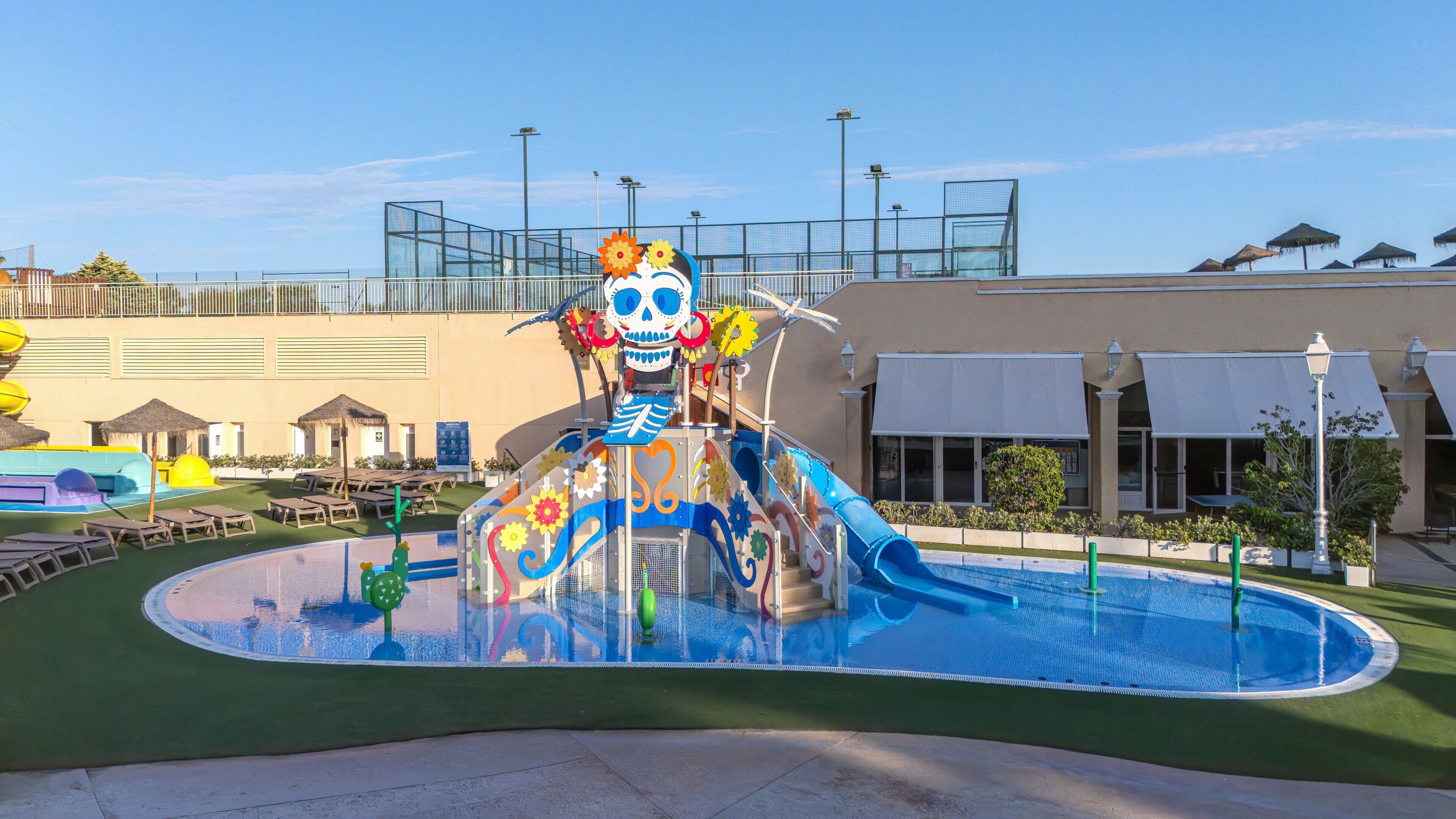 Een waterpark met een grote glijbaan en een decoratieve constructie die op een schedel lijkt.