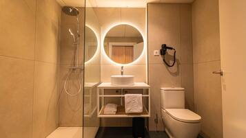 Combined shower/tub, eco-friendly toiletries, hair dryer, towels