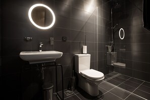 A modern bathroom with a sink, toilet, and shower. - Avangarda Suites (Belgrade)