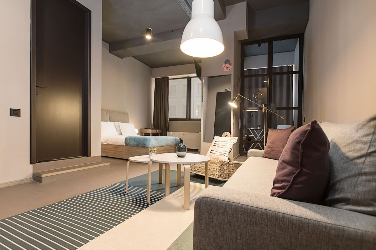 Departamento ejecutivo, 1 cama King size, para fumadores | 1 habitación, artículos del minibar gratis y escritorio