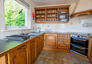 Cottage, 1 Bedroom, Lake View | Private kitchen