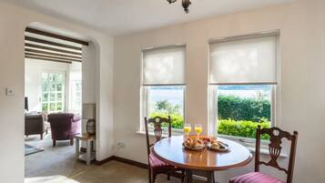 Cottage, 1 Bedroom, Lake View | Private kitchen | Fridge, microwave, oven, stovetop