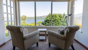 Casa de campo, 1 habitación, vistas al lago | Zona de estar | Una televisión de pantalla plana
