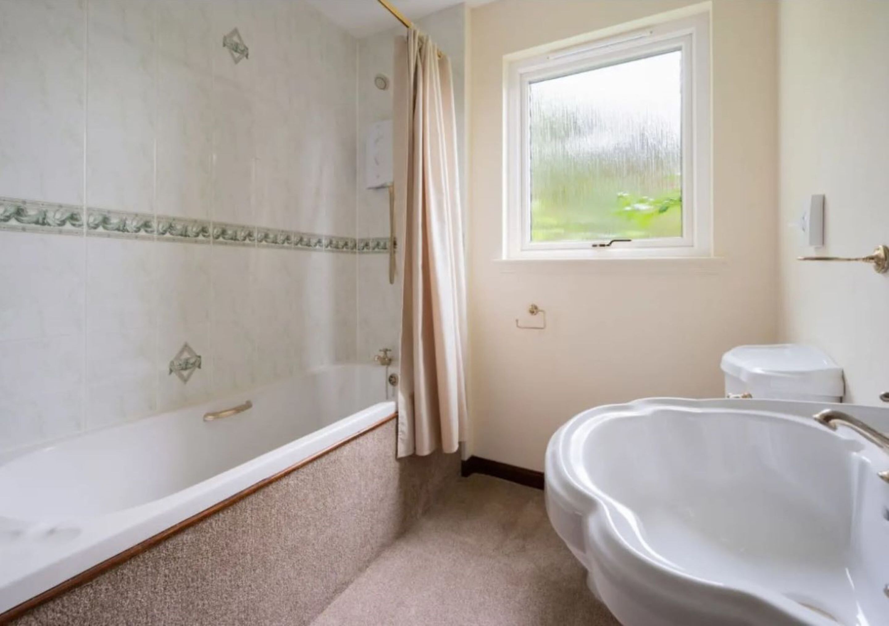 Un bagno con vasca, doccia e servizi igienici.