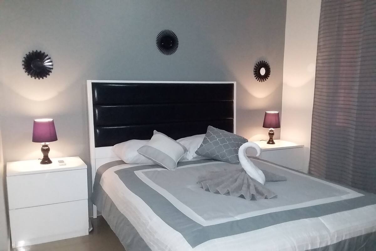 Standard Double Room with Shared Bathroom | Coffres-forts dans les chambres, fer et planche à repasser