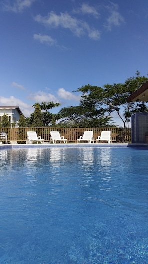 Piscine extérieure, chaises longues