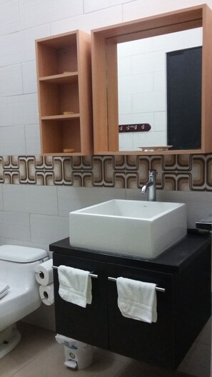 Douche, articles de toilette gratuits, serviettes fournies