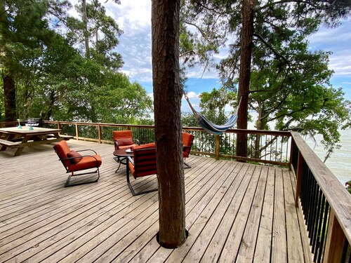 Lakefront “Treehouse”: Private Retreat in the Pines!