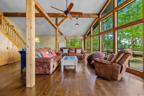 Smart TV, fireplace, DVD player, books - Lakefront “Treehouse”: Private Retreat in the Pines! (Point Blank)