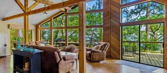 Lakefront “Treehouse”: Private Retreat in the Pines!