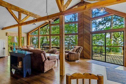 Lakefront “Treehouse”: Private Retreat in the Pines!