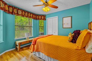 3 bedrooms, iron/ironing board, travel cot, free WiFi - Lakefront “Treehouse”: Private Retreat in the Pines! (Point Blank)