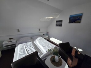 Habitación doble, balcón | Caja de seguridad en la habitación, wifi gratis y ropa de cama 