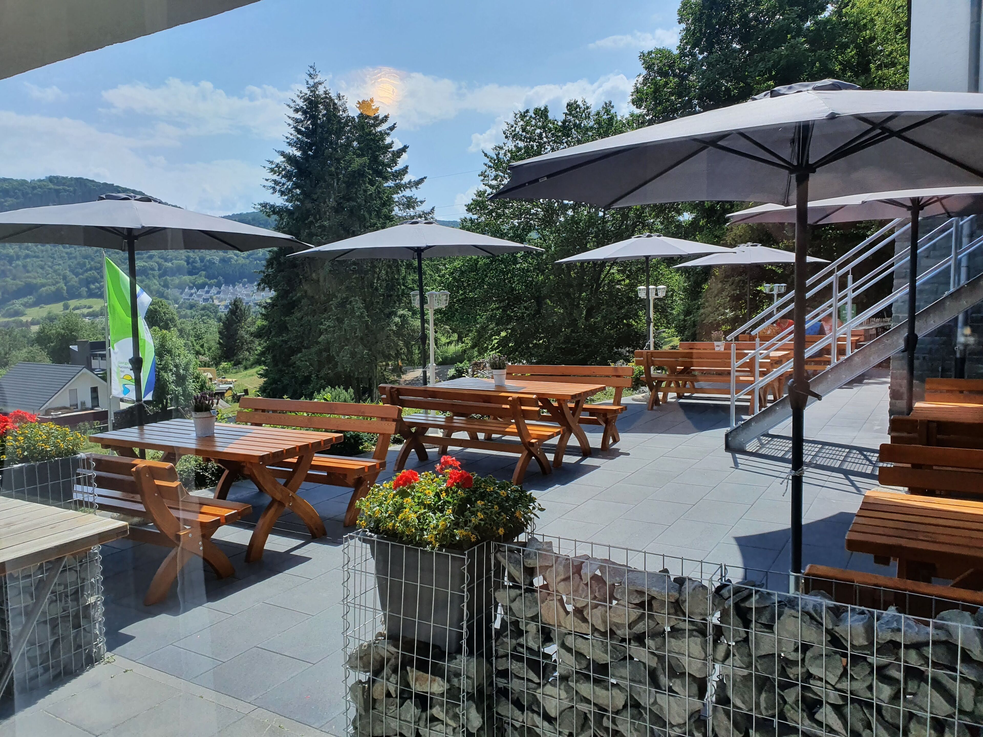 Quarto casal básico | Cofres nos quartos, Wi-Fi de cortesia, roupa de cama