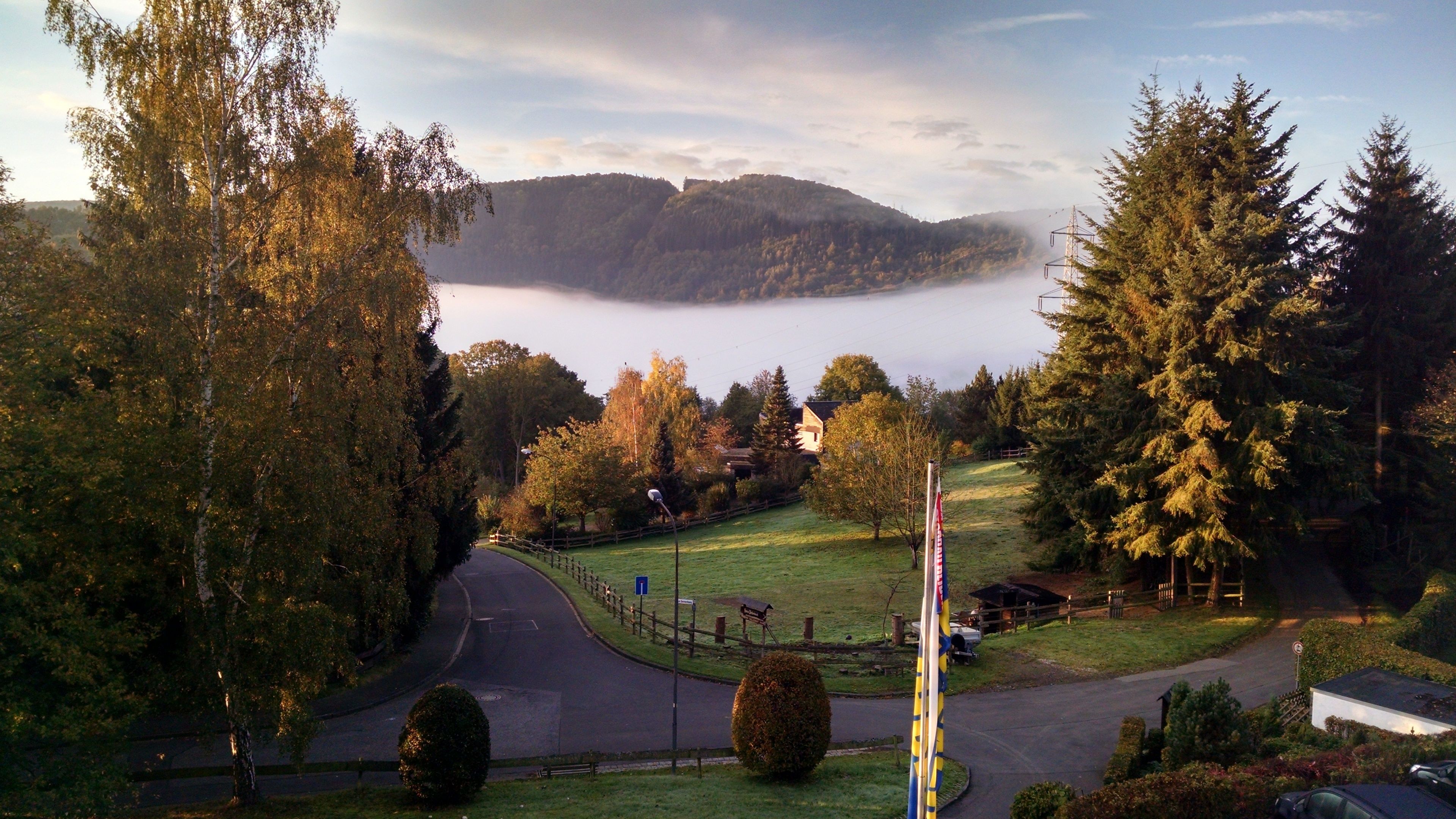 Une vue magnifique sur un lac entouré d’arbres et de collines.