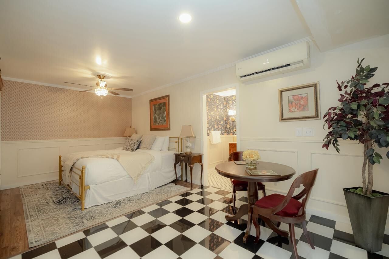 4 bedrooms, premium bedding, Tempur-Pedic beds, individually decorated