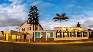 Vista frontal de la propiedad