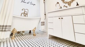 A bathroom with a white vanity, a gold-framed mirror, and a black and white checkered floor. - La Villa de Adelina (Ensenada)