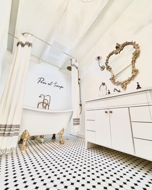 Habitación Signature | Baño | Ducha, artículos de higiene personal gratuitos, toallas y jabón