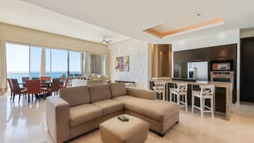 Leilighet – panorama, 4 soverom | Oppholdsområde | Flatskjerm-TV og DVD-spiller