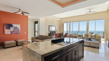 Íbúð með útsýni - 4 svefnherbergi | Einkaeldhús | Ísskápur í fullri stærð, örbylgjuofn, bakarofn, eldavélarhellur