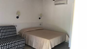 Family Quadruple Room, Non Smoking, Garden Area | Cribs/infant beds, bed sheets