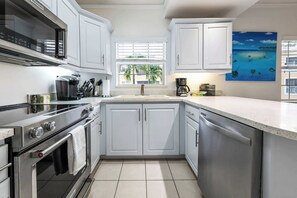 ثلاجة، ميكروويف، فرن، موقد طهي مسطح