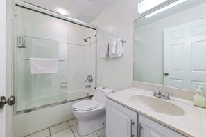 Ducha y bañera combinadas, secador de pelo, toallas y jabón