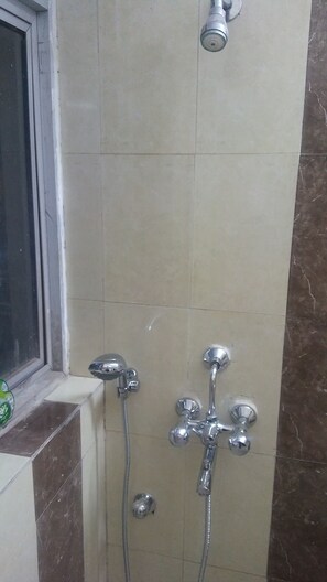 Shower, free toiletries - hotel jyoti continental (Agra)